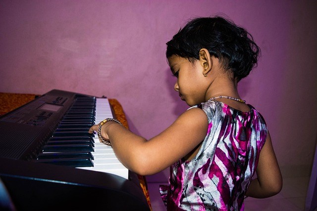 cute-girl-playing-piano-1628763_640.jpg